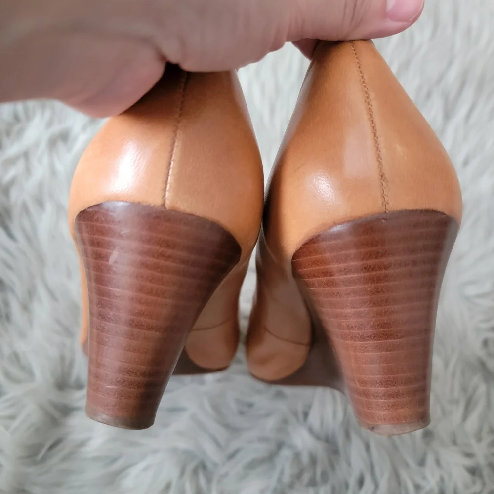 Tory Burch Tan and Gold Heels - Picture 7 of 8